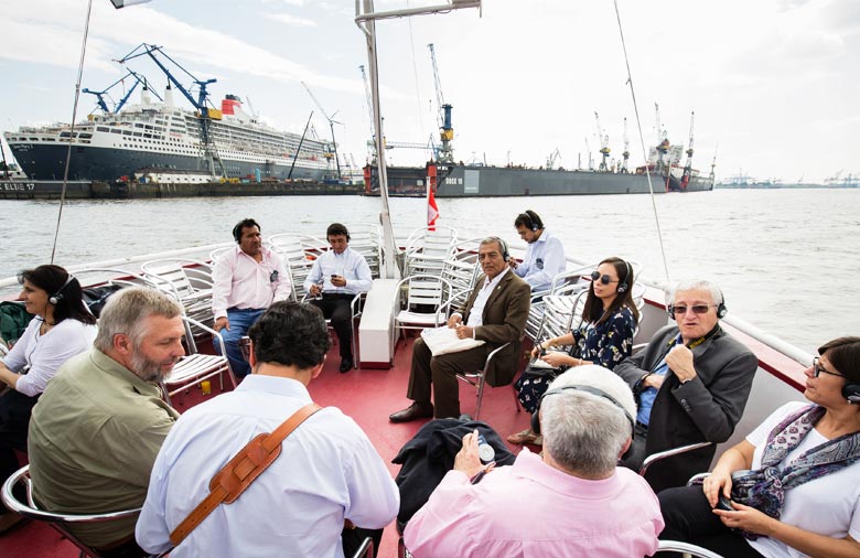 Los participantes de la conferencia de los alcaldes están a bordo y hacen un crucero por el puerto de Hamburgo.